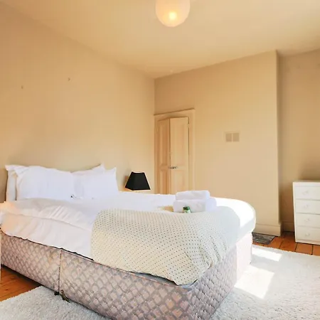 Appartement Two Bedroom House In Southville
